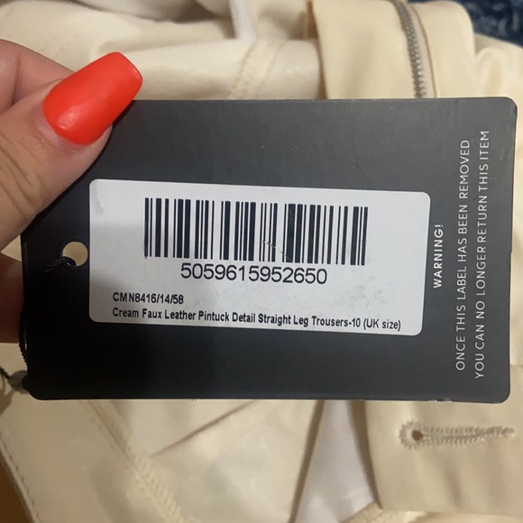 PrettyLittleThing Cream Pleated Pants - Picture 6 of 6